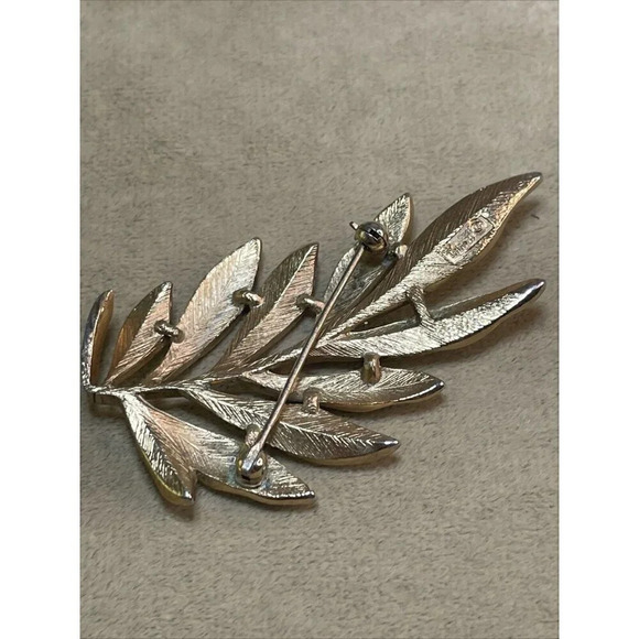 Vintage Signed Crown TRIFARI White Enamel Leaf Feather Pin Brooch 2.5" - Picture 4 of 5